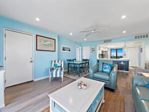 Afbeelding uit fotogalerij van 2 Bedroom 2 Bath 3Rd Floor Fishery Condo With Fabulous Ocean Views in Ship Bottom