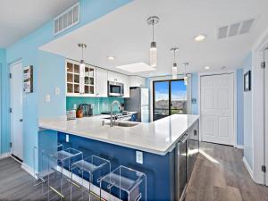 Afbeelding uit fotogalerij van 2 Bedroom 2 Bath 3Rd Floor Fishery Condo With Fabulous Ocean Views in Ship Bottom +19 foto's