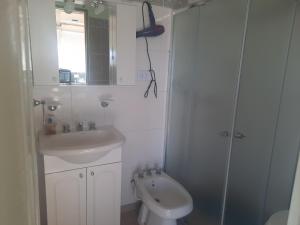 Koupelna v ubytování COMPLEJO DEPARTAMENTOS BePe FRENTE AL MAR + 53 fotografií