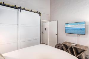 TV/trung tâm giải trí tại Maalaea Banyans 411 - Direct Ocean Front, AC