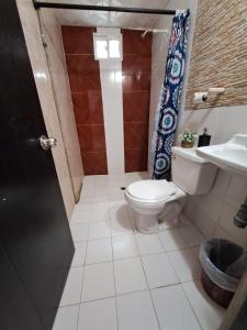 een badkamer met een toilet en een wastafel bij Casa La Pajarita in Santa Marta