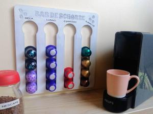 a set of four measuring spoons next to a coffee mug at B&B De Schorre in Boom