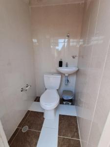een badkamer met een toilet en een wastafel bij Casa La Pajarita in Santa Marta