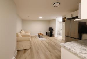 Luxury Homes In Moncton! في مونكتون: غرفة معيشة مع أريكة وطاولة