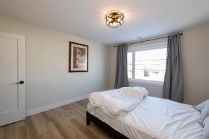Llit o llits en una habitació de Luxury Homes In Moncton!