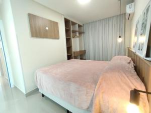 Un pat sau paturi într-o cameră la Refúgio Praiano em Bombinhas - Aluguel Temporada