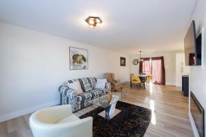 Luxury Homes In Moncton! في مونكتون: غرفة معيشة مع أريكة وطاولة