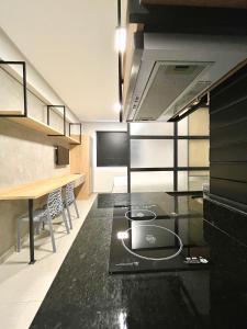 - une cuisine avec un comptoir noir dans une pièce dans l'établissement Studio Moderno Westfit, à Mossoró