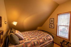 Giường trong phòng chung tại Charming Cabin in the Mountains-HOT TUB!