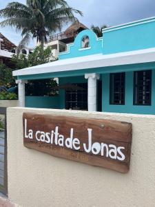 a sign for la castaldo jonas hotel honors at La Casita de Jonas in Puerto Morelos