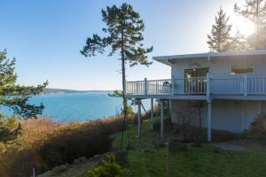 Casa con balcón y vistas al agua en Eagles' Oceanview en Sequim