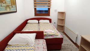 En eller flere senge i et værelse på Vila Suri Centar