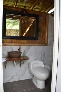 ein Bad mit einem WC und einem Waschbecken in der Unterkunft San José Tatacoa in Villavieja