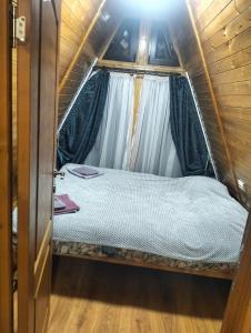 Una cama o camas en una habitación de Cabana Alpin