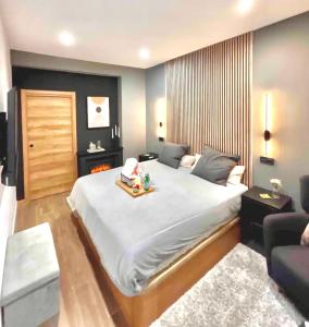 Luxury and elegant apartment Madrid في مدريد: غرفة نوم بسرير ابيض كبير واريكة