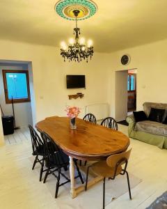 mesa de comedor con sillas y lámpara de araña en The Rad, en Liptovský Mikuláš