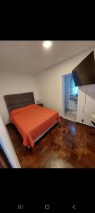 Una cama o camas en una habitación de Departamento en ciudad de.Mendoza