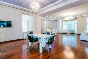 a dining room with a table and chairs at Vip Apartment Zanzibar in Baku