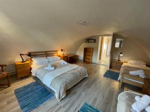 Un dormitorio con una cama grande en un ático. en The Rad, en Liptovský Mikuláš