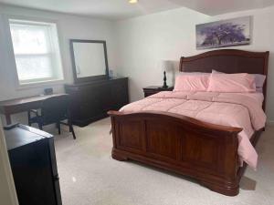 SUITE A - Private Cozy, Spacious Suite with Private Bathroom客房内的一张或多张床位