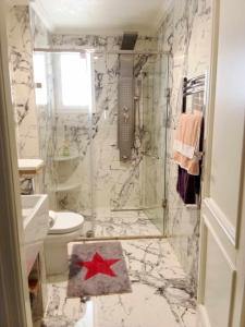 a bathroom with a shower with a star on the floor at Villa Gammarth - Chambre N°4 in Gammarth