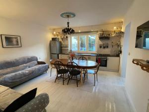 Una cocina y una sala de estar con mesa y sillas. en The Rad, en Liptovský Mikuláš