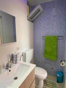 łazienka z białą umywalką i toaletą w obiekcie Apartamentos vista ao mar w mieście Praia Baixo