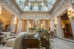 un ampio soggiorno con soffitto in vetro di Hotel Corona d'Oro a Bologna