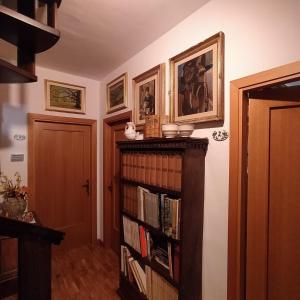 a room with a book shelf filled with books at Rua dell'Arco 11 in Ascoli Piceno +15 photos