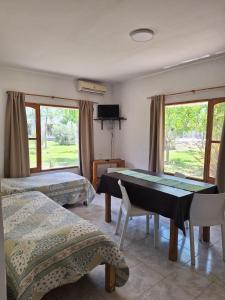 Zimmer mit einer Tischtennisplatte und 2 Betten in der Unterkunft Los Niyus in San Rafael