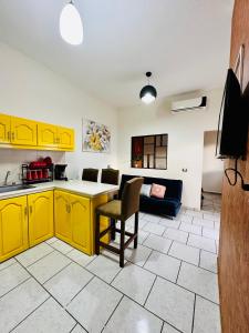 パレンケにあるDepartamento Diegoのキッチン、リビングルーム(黄色のキャビネット、ソファ付)