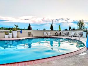 a large swimming pool with chairs and a table at Holiday Inn Guin by IHG in Yampertown