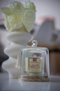 a glass container with a candle in front of a vase at Le Beverley Studio - Centre-ville - Fibre - Netflix in Blain +5 photos