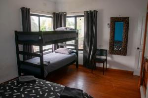 - une chambre avec 2 lits superposés et un miroir dans l'établissement Large House Workers Accommodation, à Lucknow