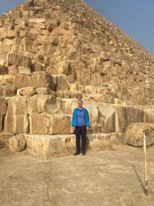開羅的住宿－Andy Guest House，站在金字塔前的人