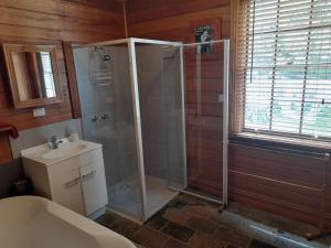 een badkamer met douche en wastafel bij Three Bedroom Escape with Room to Roam in Rocky Cape +41 foto's