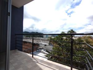 balcón con vistas al océano en Acogedor Apartaestudio Trento 21 Ciudad Jardín Popayan, en Popayán