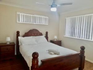 A bed or beds in a room at 112 Anna Drive,Raceview,QLD 4305