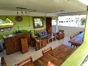 een woonkamer met houten tafels en stoelen bij Hostel Eco Punta Cana in Punta Cana