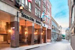 un bâtiment avec un panneau pour l'enquête sur la savane des suites springhilles dans l'établissement SpringHill Suites by Marriott Old Montreal, à Montréal