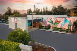 ein Gebäude mit einem Wandbild an der Seite in der Unterkunft Hotel Paradox, Autograph Collection in Santa Cruz