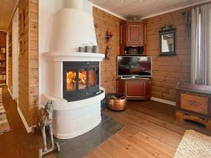 sala de estar con chimenea y TV en Holiday home Valldal IV en Valldal