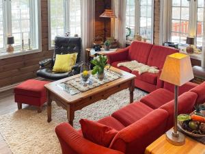 瓦爾達爾的住宿－Holiday home Valldal IV，客厅配有红色沙发和咖啡桌