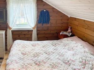 瓦爾達爾的住宿－Holiday home Valldal IV，一间卧室设有一张床和一个窗口