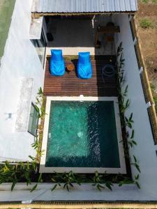 een bovenaanzicht van een zwembad met blauwe kussens bij Villa Damai in Dalung