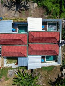 een uitzicht op een gebouw met rode daken bij Villa Damai in Dalung +1 foto