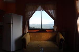 MacasにあるCentro Macasのリビングルーム(ソファ、窓付)
