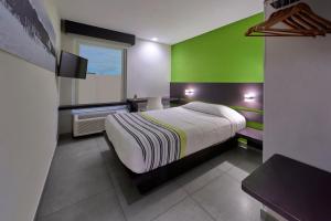 - une chambre dotée d'un lit avec un mur vert dans l'établissement City Express Junior by Marriott Cancun, à Cancún 45 autres photos