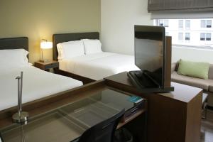Cama ou camas em um quarto em Element Miami Doral