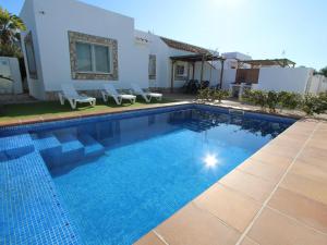 Bazén v ubytovaní Casa familiar con piscina privada y WiFi, cerca del mar, aire acondicionado, mascotas y playa para perros. - ES-184-1 alebo v jeho blízkosti